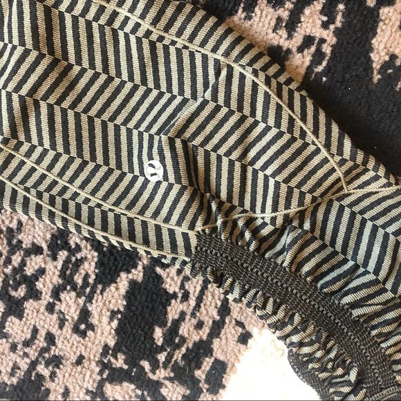 Lululemon Seamless In The Flow Black Green 4 EUC - Picture 4 of 4